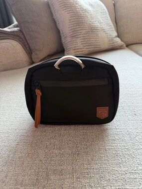 Magnetic conceal carry bag